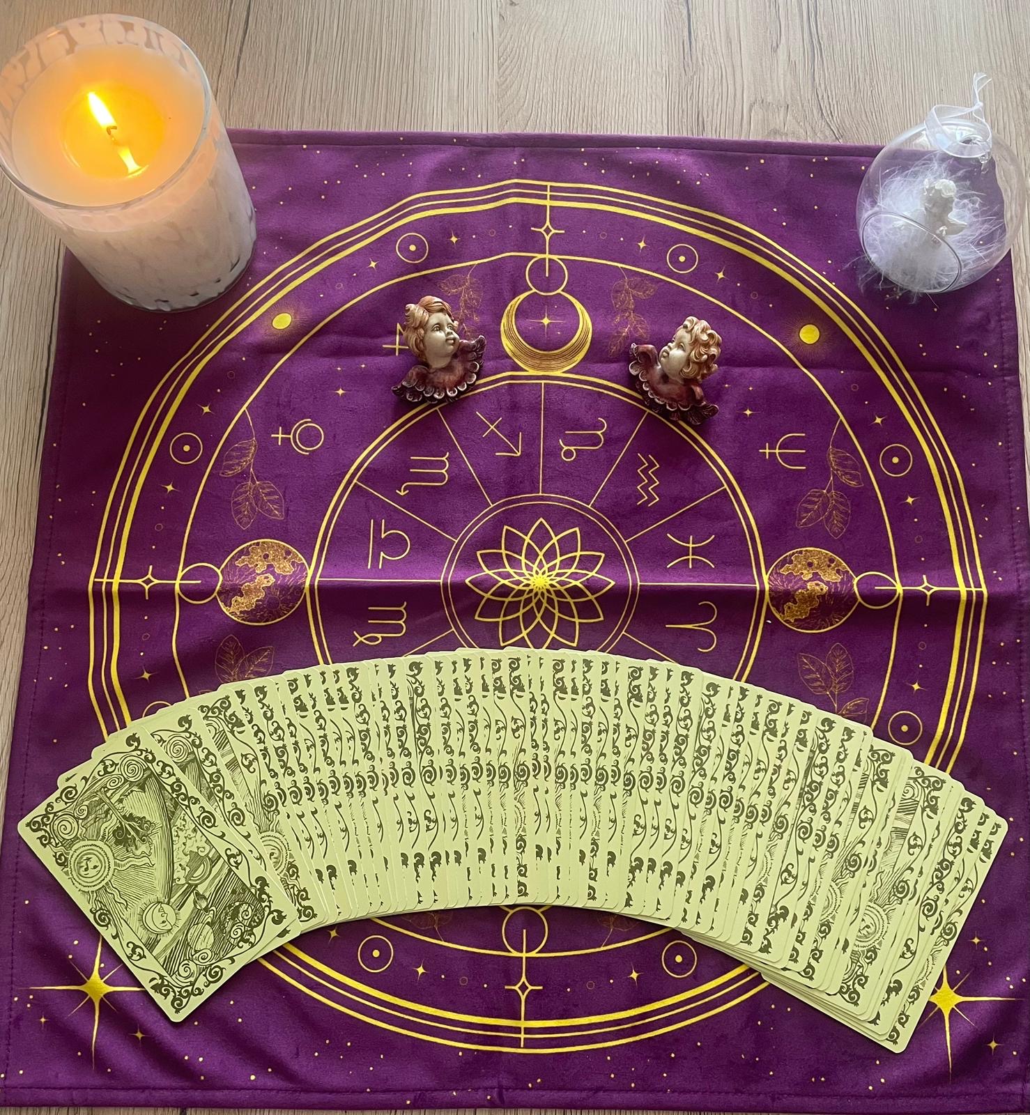 Tirage de cartes de tarot sur tissu mystique violet